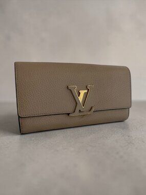 Louis Vuitton Capucines Wallet Beige Taurillon Leather LV Flap Continental Auth